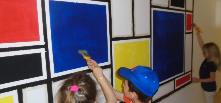 Τα παιδιά ζωγραφίζουν στους τοίχους…