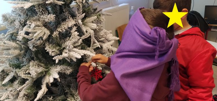 Οι μαθητές της Δ’ τάξης στολίζουν το χριστουγεννιάτικο δέντρο… διαφορετικά!